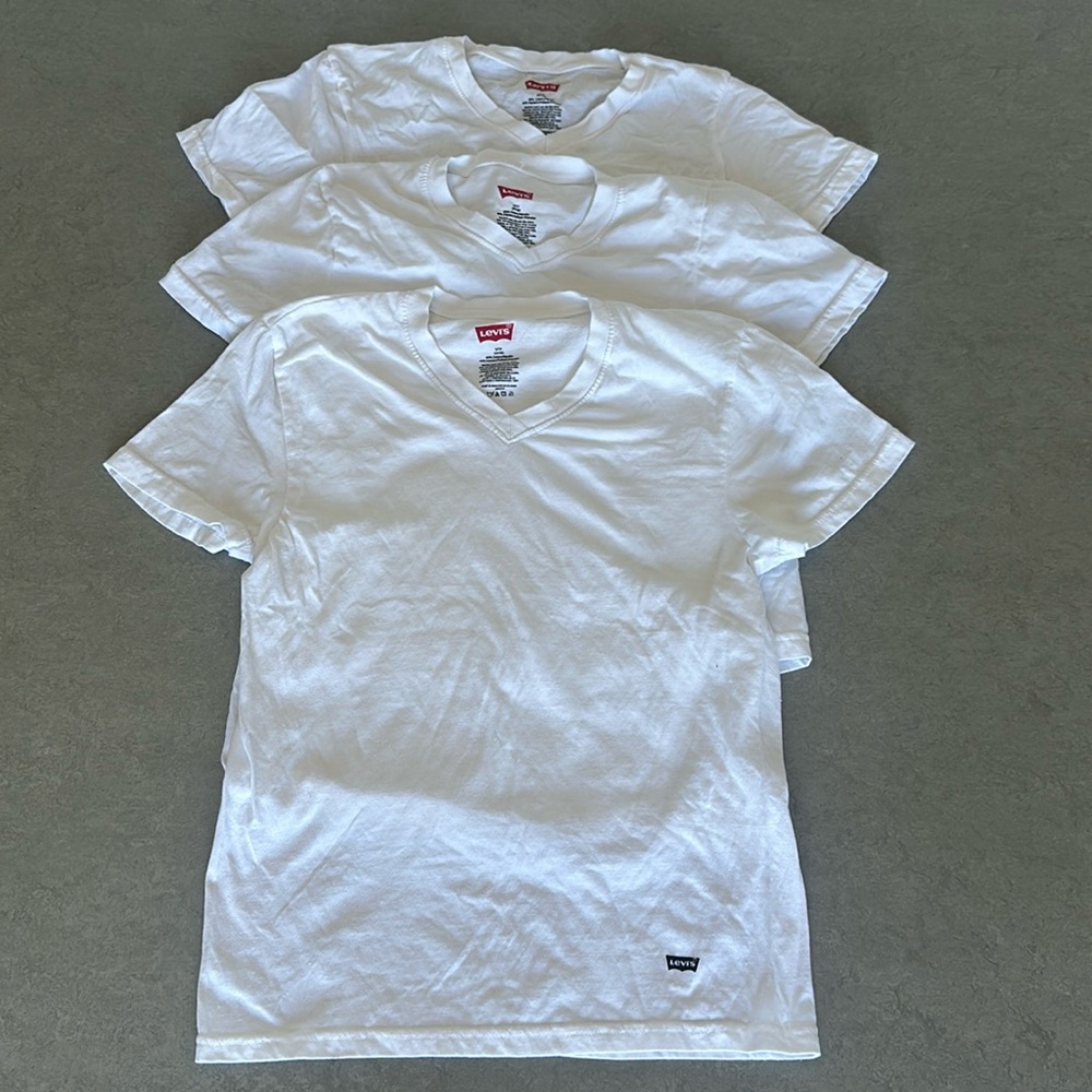 3 pack Levi’s women’s small V neck shirts
